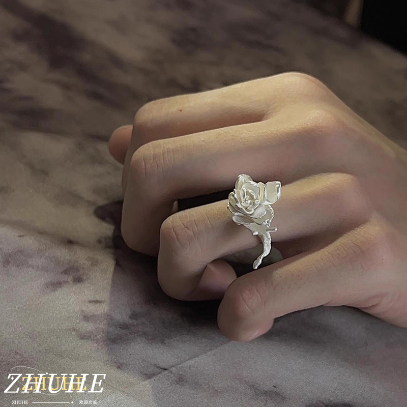 Fashion-Forward Flower Ring, J - огляд і ціна Vintage Fashion Buyer