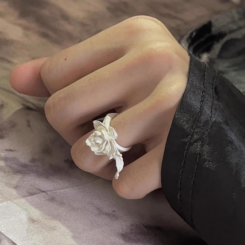 Fashion-Forward Flower Ring, J - огляд і ціна Vintage Fashion Buyer