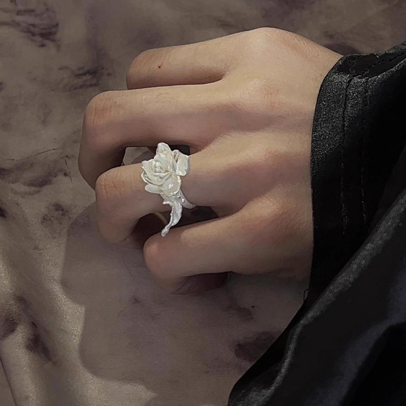 Fashion-Forward Flower Ring, J - огляд і ціна Vintage Fashion Buyer
