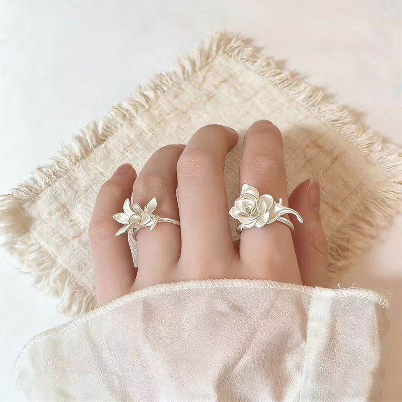 Fashion-Forward Flower Ring, J - огляд і ціна Vintage Fashion Buyer